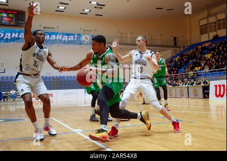 Charkiw, Ukraine - 24. Januar 2020: Basketballspiel der ukrainischen Super Liga Charkiw Falcons - Saporischschhya Stockfoto