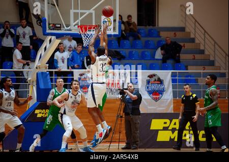 Charkiw, Ukraine - 24. Januar 2020: Basketballspiel der ukrainischen Super Liga Charkiw Falcons - Saporischschhya Stockfoto