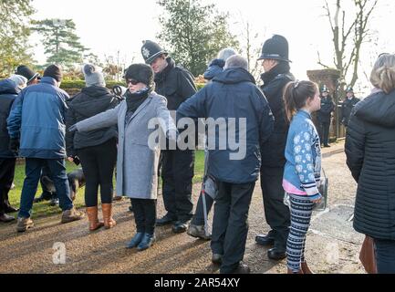 Polizeibeamte durchsuchen Mitglieder der Öffentlichkeit, bevor Königin Elisabeth II. Eintrifft, um an einem morgendlichen Gottesdienst in der St Mary Magdala Church in Sandringham, Norfolk teilzunehmen. Stockfoto