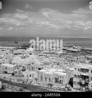 Israel 1948-1949: Haifa Haifa. Stadt und Hafen: In der Mitte sind die Zerstörungen sichtbar, die sich aus der Schlacht um Die Unabhängigkeit ergeben Datum: 1948 Ort: Haifa, Israel Schlüsselwörter: Häfen, Unabhängigkeitskampf, Kriegsschäden, Panoramaaufnahmen, Ruinen, Schiffe Stockfoto