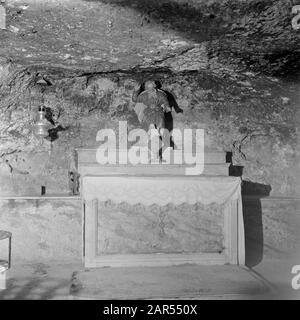 Israel 1948-1949: Haifa Haifa. Kirche des Karmeliterklosters Stella Maris. In der Höhle unter dem Hochaltar, in dem sich der Prophet Elijah aufgehalten hätte, mit hinter dem Altar eine Statue des Propheten, und auf dem Altar eine Statue der Maria und ein Kruzifix mit einem Tuch, bezogen auf Fastenzeit Datum: 1948 Ort: Haifa, Israel Schlüsselwörter: Marienverehrung, Altäre, Höhlen, Statuen von Heiligen, Innenraum, karmeliten, Kirchenbauten, Kloster, Kreuzungen Institutionenname: Stella Maris Stockfoto