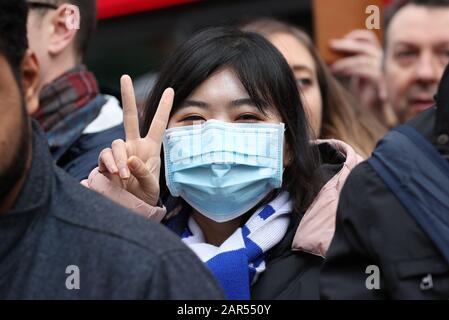 Die Zuschauer sehen die Parade während der chinesischen Neujahrsfeiern im Zentrum Londons, die den Beginn des Jahres der Ratte markieren. Stockfoto