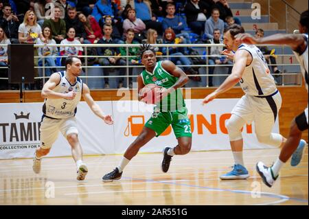 Charkiw, Ukraine - 24. Januar 2020: Basketballspiel der ukrainischen Super Liga Charkiw Falcons - Saporischschhya Stockfoto