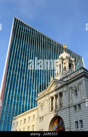 Victoria Palace Theatre vor dem Gebäude Nova South, Victoria Street, Westminster, London, Großbritannien Stockfoto