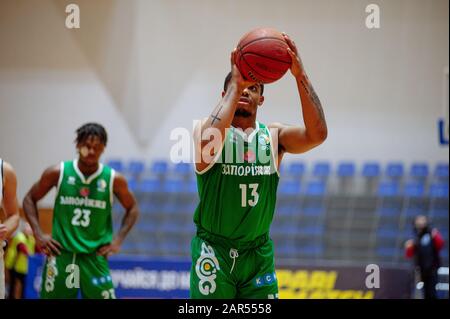 Charkiw, Ukraine - 24. Januar 2020: Basketballspiel der ukrainischen Super Liga Charkiw Falcons - Saporischschhya Stockfoto