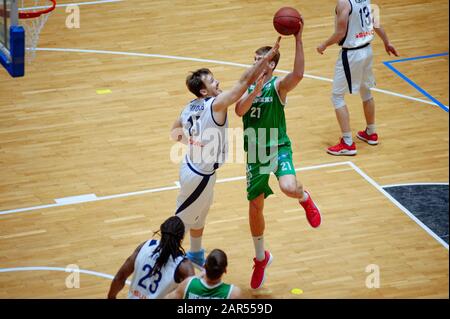 Charkiw, Ukraine - 24. Januar 2020: Basketballspiel der ukrainischen Super Liga Charkiw Falcons - Saporischschhya Stockfoto