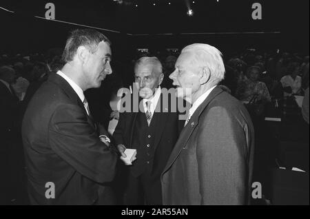 Letztes ARP-Treffen im Zusammenhang mit der Zusammenführung in CDA in Amsterdam Hans de Boer (l) im Gespräch mit dr. J. Donner und mr. ALGRA (r) Anmerkung: Aufgabe ARP Datum: 27. september 1980 Ort: Amsterdam, Noord-Holland Stichwörter: ARP, CDA, Gespräche, Mitglieder, politische Parteien persönlicher Name: ALGRA, Rendert, Bauer, Hans de, Donner, Jan Institution Name: ARP Stockfoto