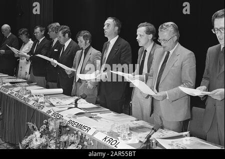 Letzte Sitzung der ARP im Zusammenhang mit der Zusammenlegung in CDA in Amsterdam Hans de Boer (r) beim Singen von slotpsalm Anmerkung: Zuweisung ARP Datum: 27. september 1980 Ort: Amsterdam, Noord-Holland Schlüsselwörter: ARP, CDA, Chants, Mitglieder, politische Parteien Personenname: Farmer, Hans de Institutionname: ARP Stockfoto