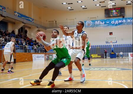 Charkiw, Ukraine - 24. Januar 2020: Basketballspiel der ukrainischen Super Liga Charkiw Falcons - Saporischschhya Stockfoto