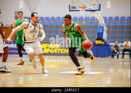 Charkiw, Ukraine - 24. Januar 2020: Basketballspiel der ukrainischen Super Liga Charkiw Falcons - Saporischschhya Stockfoto