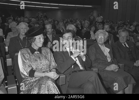 Ihre Majestät die Königin bei Part International Volunteer Day in RAI, Amsterdam; Königin Beatrix, Elco Brinkman und Mrs. Cornelissen Datum: 7. Dezember 1987 Ort: Amsterdam, Nordholland Schlüsselwörter: Queens, Volunteers persönlicher Name: Beatrix, Queen, Brinkman, Elco Institutionename: RAI Stockfoto