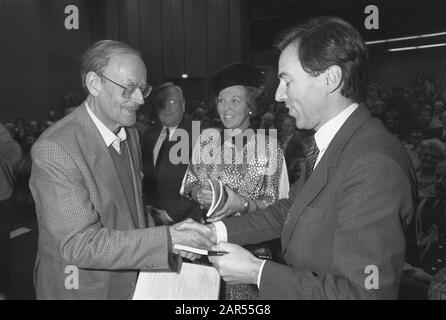Ihre Majestät die Königin am Part International Volunteer Day in RAI, Amsterdam; Königin Beatrix und Elco Brinkman erhalten ein Booklet von Professor Kwant Datum: 7. Dezember 1987 Ort: Amsterdam, Noord-Holland Schlüsselwörter: Queens, Volunteers persönlicher Name: Beatrix, Königin, Brinkman, Elco Institutionename: RAI Stockfoto