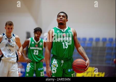 Charkiw, Ukraine - 24. Januar 2020: Basketballspiel der ukrainischen Super Liga Charkiw Falcons - Saporischschhya Stockfoto