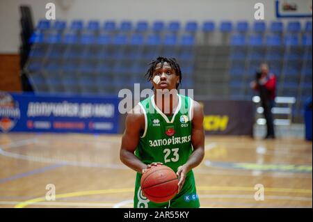 Charkiw, Ukraine - 24. Januar 2020: Basketballspiel der ukrainischen Super Liga Charkiw Falcons - Saporischschhya Stockfoto