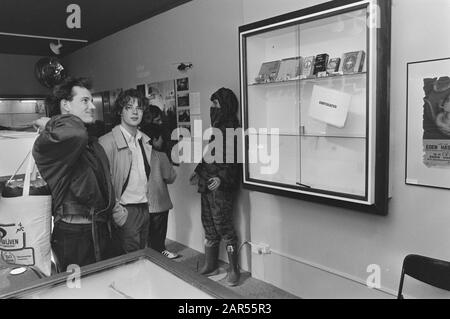 Hash-Museum nach polizeiüberfall gestern, heute wieder geöffnet mit teils leeren Ausstellungsfällen; Besucher bei leeren Ausstellungsfällen Datum: 4. April 1987 Schlagwörter: VISITRINES, Museen Stockfoto