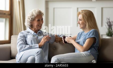 Zwei Generationen liebende Familie, die Freizeit zu Hause genießen kann. Stockfoto
