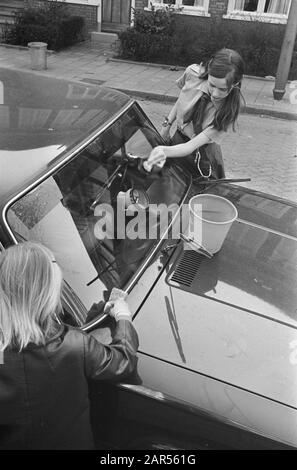 Heitje voor een chore, Boy Scouts wash car Date: April 16, 1968 Schlüsselwörter: Autos, Pfadfinder Stockfoto