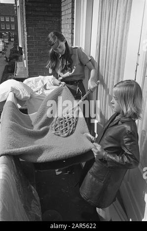 Heitje voor een chore, Pfadfinder knacken Wolldecke Datum: 16. April 1968 Schlagwörter: Pfadfinder Stockfoto