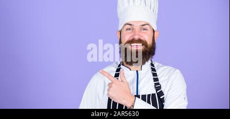 Versuchen Sie etwas Besonderes. Besonderes Angebot von Koch. Zuversichtlich bärtigen Happy Chef weiße Uniform. Meine geheime Tipps kulinarische. Kochen leicht und angenehm Besetzung. Koch im Restaurant. Fröhlicher Koch. Stockfoto