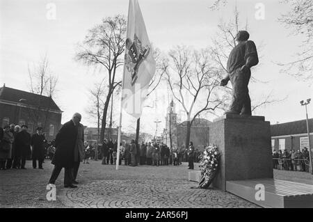 Gedenkstreik im Februar bei Dockwerker; Bürgermeister Samkalden und Alderman Verhey Laienkranz Datum: 25. Februar 1976 Stichwörter: Februarstreik, Bürgermeister, Gedenkfeiern Personenname: Dockwerker, Kranz Stockfoto