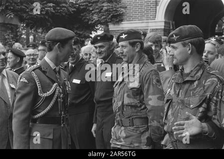 Gedenkschlacht von Arnhem auf dem Friedhof von Airborne, Oosterbeek; Prinz Charles und (seine) Paras Datum: 23. September 1984 Ort: Oosterbeek Schlüsselwörter: Friedhöfe, Gedenkstätten, Soldaten, Prinzen, persönlicher Name des zweiten Weltkriegs: Airborne Cemetery, Charles, Prince of Wales Stockfoto