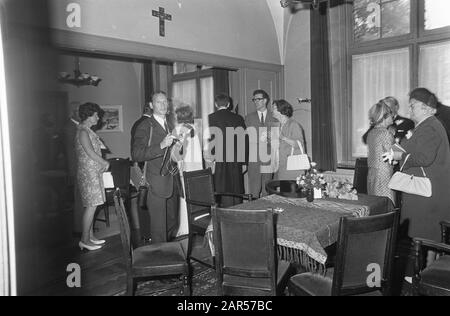 Heiratsstudent Pfarrer Jos Vrijburg mit Annemiek Reymer Die Neuvermählten auf dem Weg zur Kapelle des St. Ignatius College Datum: 27. Juni 1969 Ort: Amsterdam, Noord-Holland Schlüsselwörter: Ehen Personenname: Reymer, A., Vrijburg, J. Stockfoto