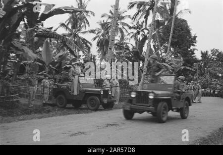 Salatiga. Feier des 134-jährigen Jubiläums der Husaren von Boreel durch die 2. Eskadron Gepanzerte Autos Der Defilé wurde von Oberst D.R.A. van langen genommen Datum: 25. November 1947 Ort: Indonesien, Java, Niederländische Ostindien, Salatiga Stockfoto