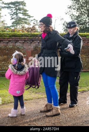 Polizeibeamte durchsuchen Mitglieder der Öffentlichkeit, bevor Königin Elisabeth II. Eintrifft, um an einem morgendlichen Gottesdienst in der St Mary Magdala Church in Sandringham, Norfolk teilzunehmen. Stockfoto