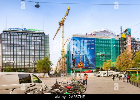 20. September 2019: Helsinki, Finnland - Kranich am Arbeitsplatz in der Innenstadt. Stockfoto