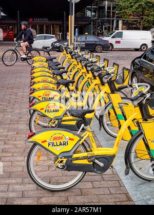 20. September 2018: Helsinki, Finnland - Rang der Stadträder vor dem Hauptbahnhof in Helsinki. Die Fahrräder können bis zu 30 Minuten kostenlos genutzt werden Stockfoto