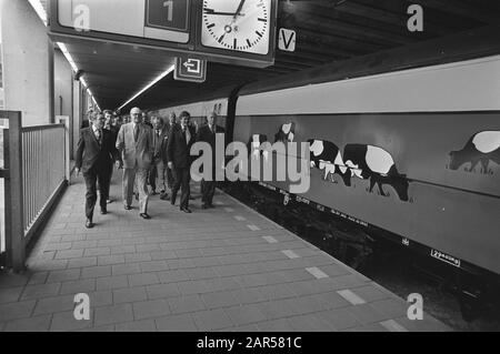 Bemerkenswertes Holland, Beginn eines Ausstellungszugs vom Hauptbahnhof Den Haag Das Projekt Entdecken Sie bemerkenswertes Holland in einem Goodwil-Zug beginnt mit Minister Van der Stee (Landwirtschaft und Fischerei) und dem britischen Botschafter Sir John lang Taylor Datum: 13. September 1979 Ort: Den Haag, Holland Schlüsselwörter: Botschafter, Minister, Stationen, Ausstellungen, Züge Personenname: Lang Taylor, John, ste, Fons van der Stockfoto