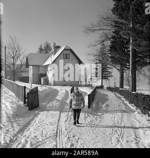 Winter in Südtirol Hilde Eschen geht im Schnee durch Sistrans Datum: Januar 1960 Ort: Österreich, Sistrans, Tyrol Schlüsselwörter: Berge, Dörfer, Landschaften, Schnee, Ferien, Wandern, Winter, Wohnen persönlicher Name: Echen, Hilde Stockfoto