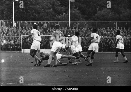 Hockey Niederlande gegen Indien 0-1 im Wagnerstadion. Game Moments Datum: 13. Oktober 1963 Schlagwörter: Hockey Stockfoto