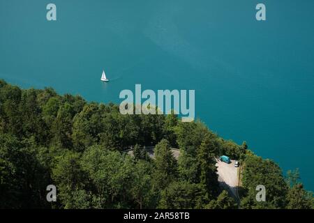 Ein Schweizer Alpensee und Bäume Sommerlandschaft Luftbild Vierwaldstättersee mit Segelyachten und einem Wohnmobil, in der Nähe von Brunnen, Schwyz, Schweiz EU Stockfoto