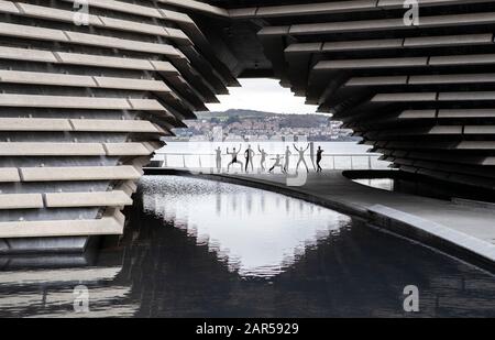 Das Scottish Dance Theatre inszeniert eine improvisierte Probe vor der V&A Dundee und führt Ausschnitte des Process Day von Sharon Eyal und Gai Behar vor ihrem Double Bill im Edinburgh Festival Theatre am Mittwoch, den 29. Januar 2020, auf. Stockfoto