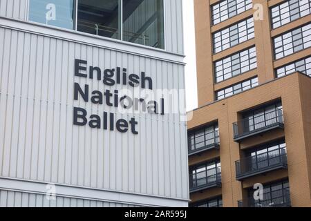 Beschilderung vor dem English National Ballet, Hopewell Square, Poplar, London, E14, Großbritannien Stockfoto