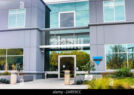 Januar 2020 San Jose/CA/USA - Vishay Headquarters im Silicon Valley; Vishay InterTechnology, Inc. Ist ein US-amerikanischer Hersteller von diskreten Semicon Stockfoto