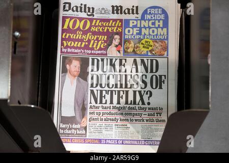 Prinz Harry auf der Titelseite der Tageszeitung "Daily Mail", Überschrift "Duke and Duchess of Netflix?", London England, 20. Januar 2020 Stockfoto