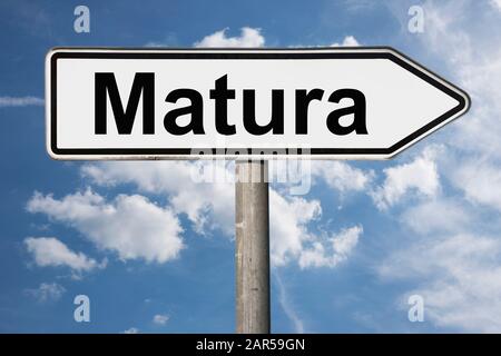 Detailfoto eines Wegweisers mit der Aufschrift "Matura" (Abitur) Stockfoto