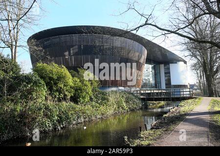 Blick auf das Royal Welsh College of Music and Drama Building vom Bute Park im Winter Cardiff Wales UK KATHY DEWITT Stockfoto