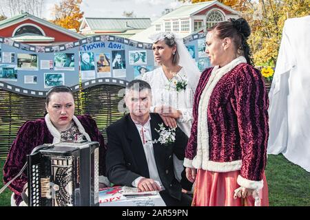 Moskau, Russland-1. Oktober 2016: Nachfahren der Kosaken beim Messe- und Kosaken-Treffen. Rekonstruktion historischer Ereignisse der Hochzeit von t Stockfoto