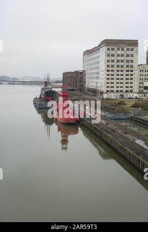 Trinity House Lightship 93, SS Robin, Lightship and Millennium Mills, Rayleigh Road, Royal Docks, Silvertown, London E16, Großbritannien Stockfoto