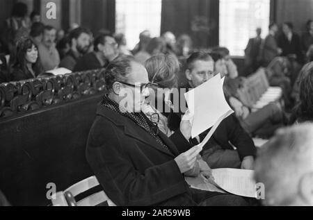Anhörung zur Kunstpolitik Amsterdams im Ratssaal des Rathauses Amsterdam. Guus Oster, Direktor der niederländischen Gemeinde Datum: 3. Dezember 1969 Ort: Amsterdam, Noord-Holland Schlüsselwörter: Raadshalls, Direktor, Rathäuser persönlicher Name: Oster, Guus Stockfoto