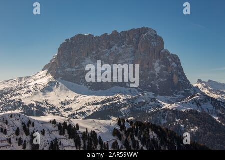 Italien Doles Langkofel mit wunderschöner verschneiten Landschaft wolkenstein Sonnenuntergang Blick auf die Winterberge Italienische alpen Stockfoto