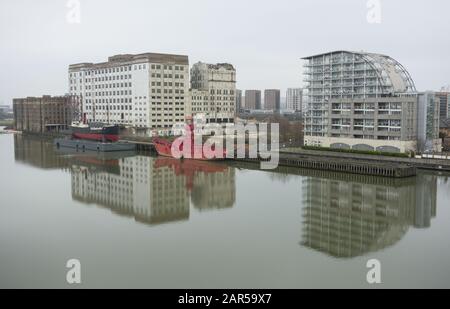 Trinity House Lightship 93, SS Robin, Lightship and Millennium Mills, Rayleigh Road, Royal Docks, Silvertown, London E16, Großbritannien Stockfoto