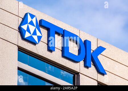 Januar 2020 San Jose/CA/USA - TDK Corporation ist ein japanisches multinationales Elektronikunternehmen, das elektronische Materialien herstellt Stockfoto