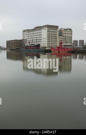 Trinity House Lightship 93, SS Robin, Lightship and Millennium Mills, Rayleigh Road, Royal Docks, Silvertown, London E16, Großbritannien Stockfoto