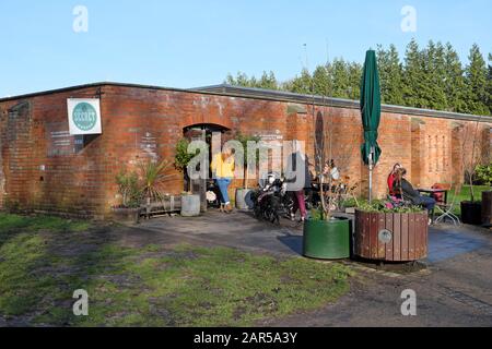 Geheimgarten Café Eingang Besucher in ummauerten Gartenbereich im Bute Park Cardiff Wales UK KATHY DEWITT Stockfoto