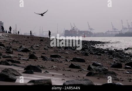 Hamburg, Deutschland. Januar 2020. Spaziergänger sind am Strand an der Elbe bei Övelgönne. Kredit: Christian Charisius / dpa / Alamy Live News Stockfoto