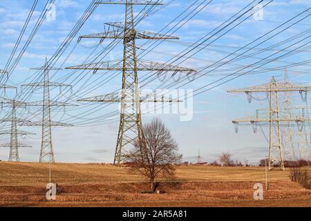 Hochspannungs-Pylone in Deutschland Stockfoto